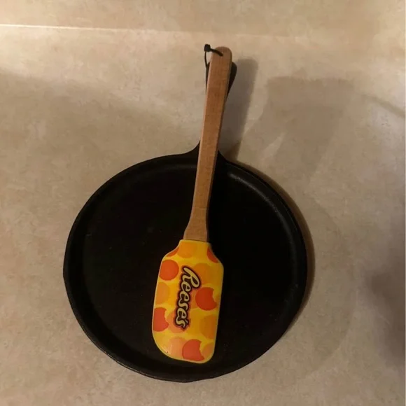 Reese's Spatula with mini cast iron pan - Picture 1 of 3